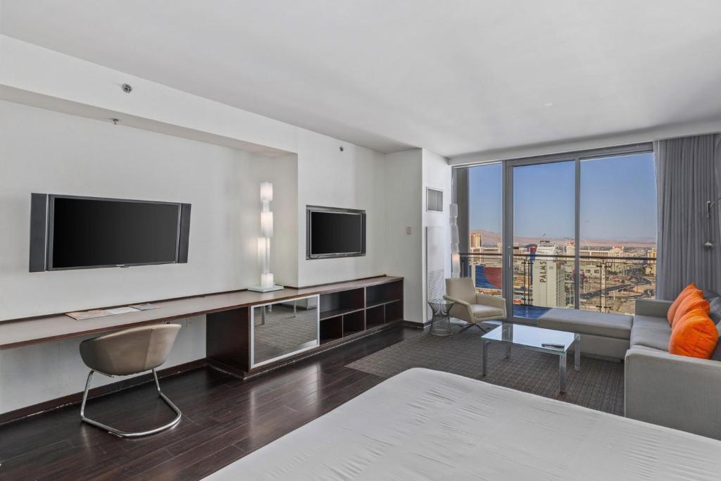 Shared lounge/TV area