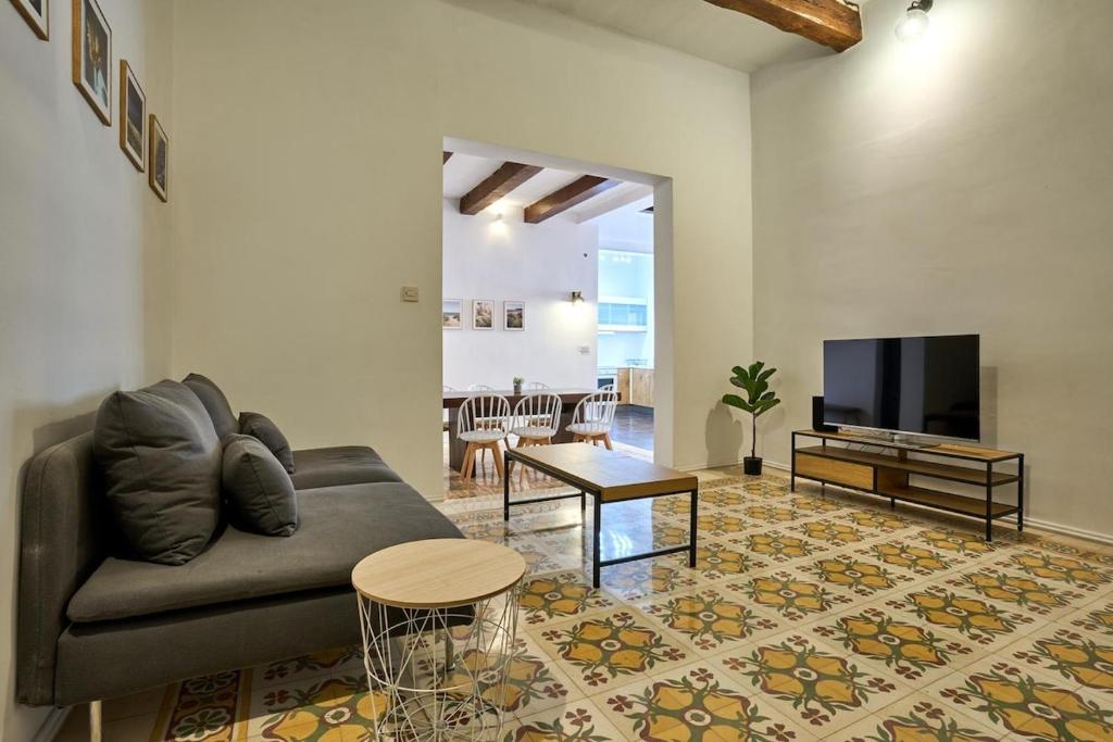 3-Bedroom Apt - 3min to Seafront - High speed WiFi, Sliema