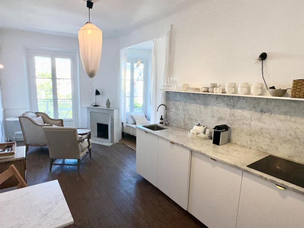 Charming French Apartment in central Cannes, Balcony, AC, 5min walk to beach - 2
