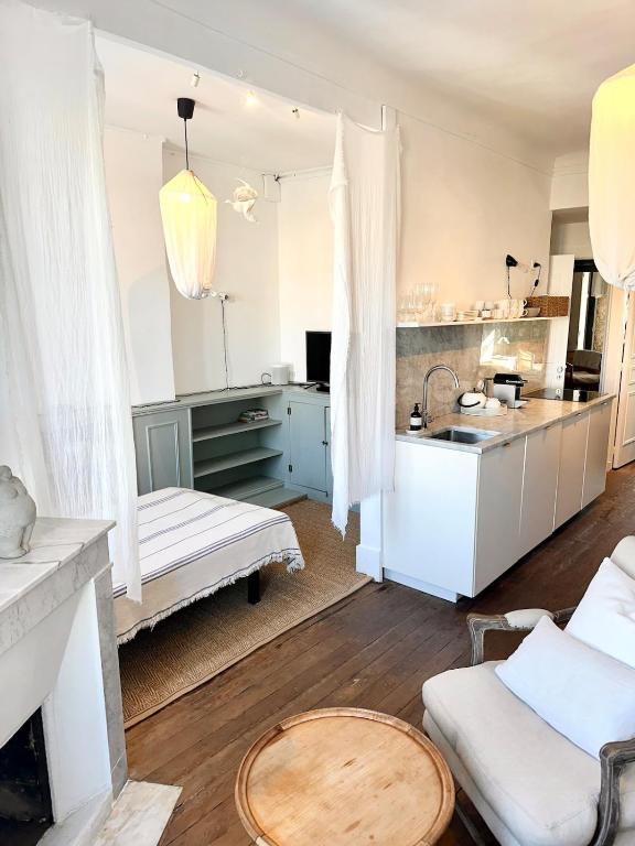 Charming French Apartment in central Cannes, Balcony, AC, 5min walk to beach - 5