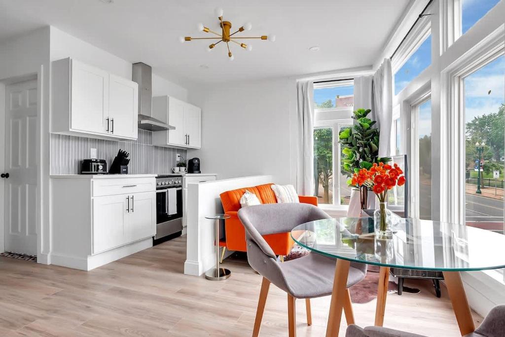 Urban Nest #3 Bright loft steps to Proctors, Schenectady