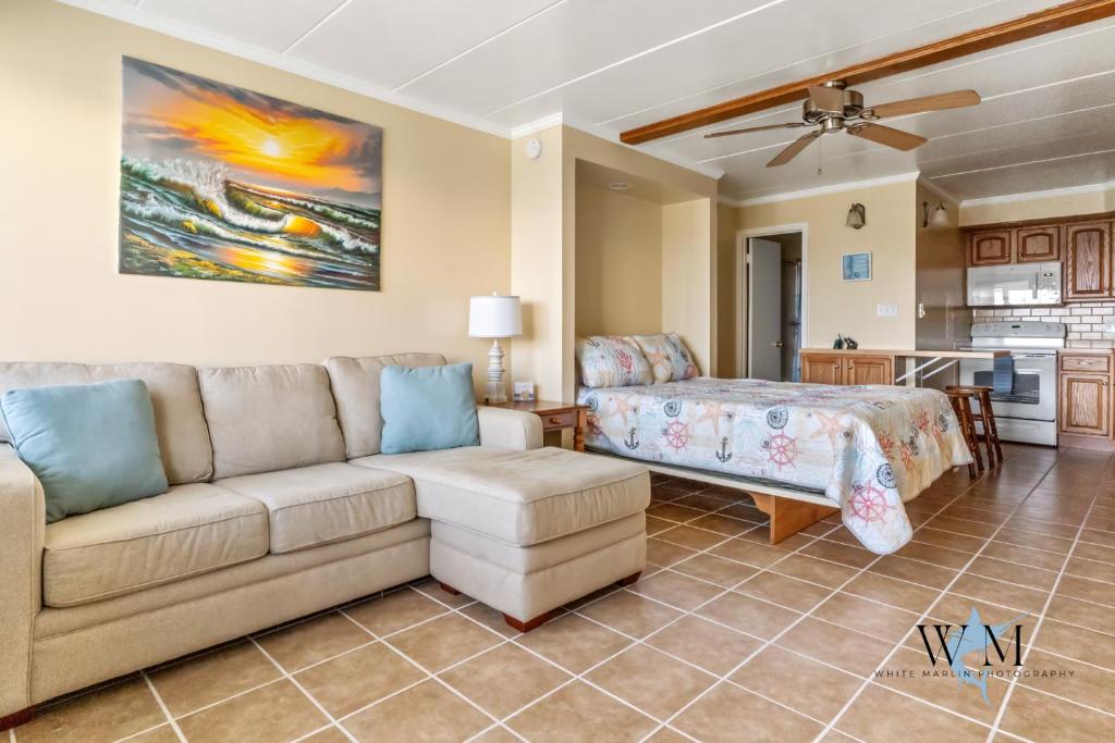 Studio with modern kitchen, one block to beach, boardwalk, and has a pool!, Ocean City