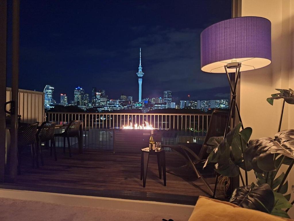 Stylish and central home with stunning views, Окленд