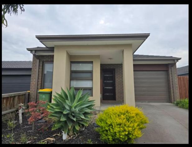 Serenity Home 9 by Hiverooms, Pakenham