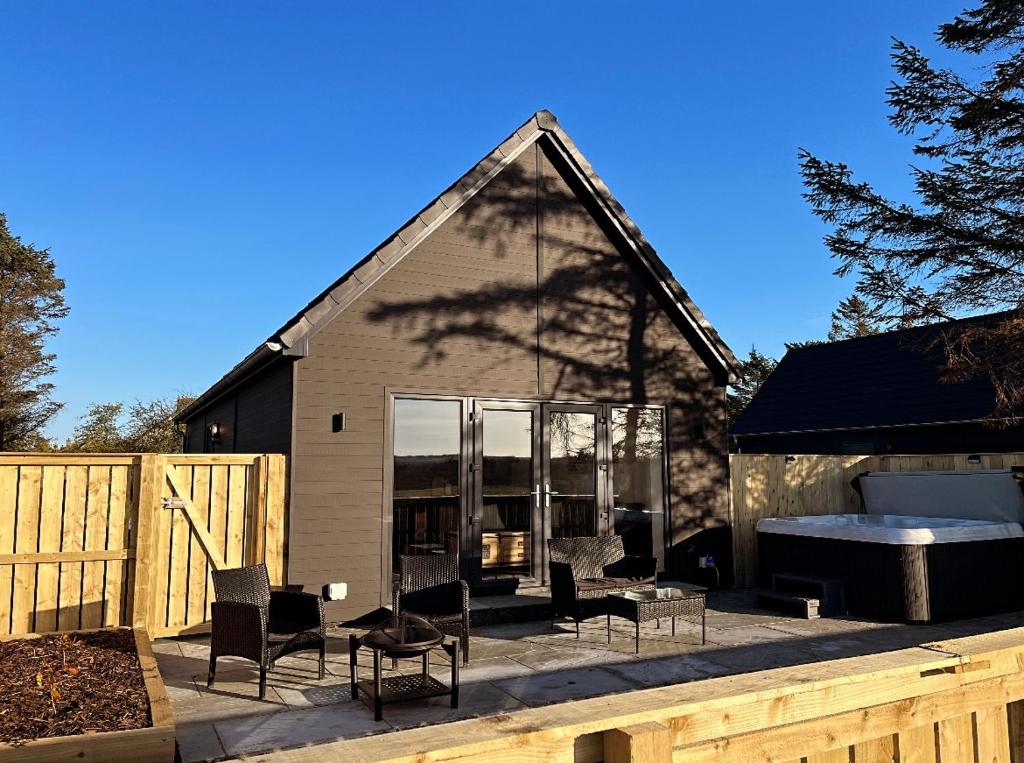Fir Tree Lodge with hot tub at Thrumster Lodges, near Wick, Caithness