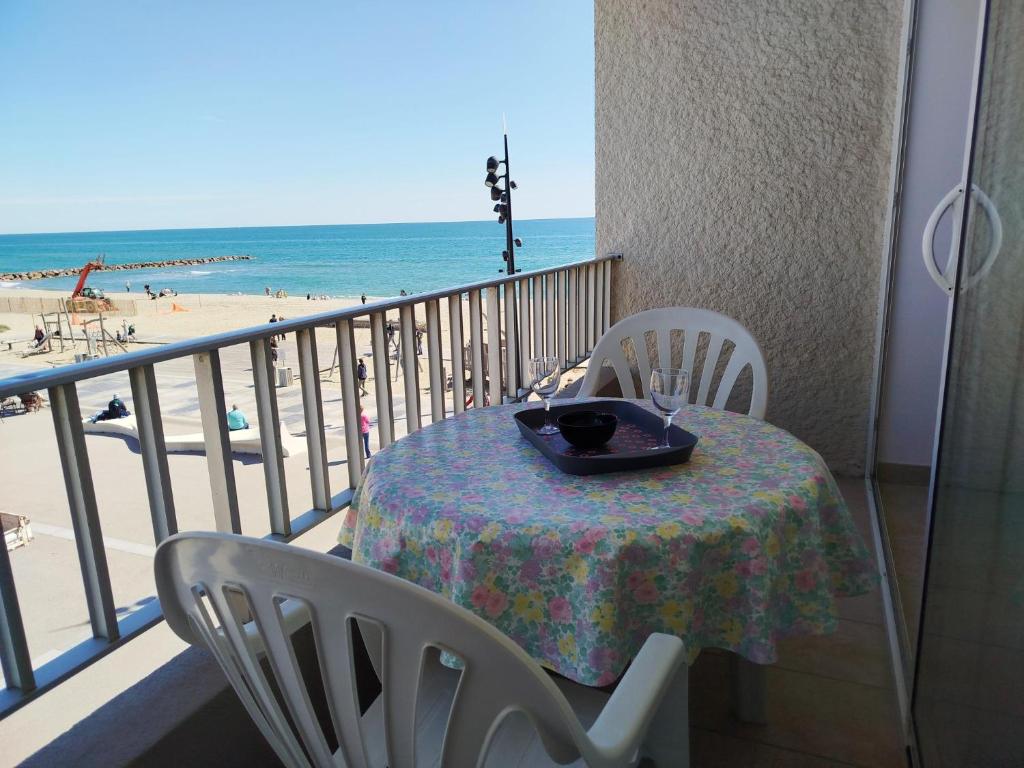 Plage, commerces et animations pour ce T2 avec parking privatif -4AT30 - 1