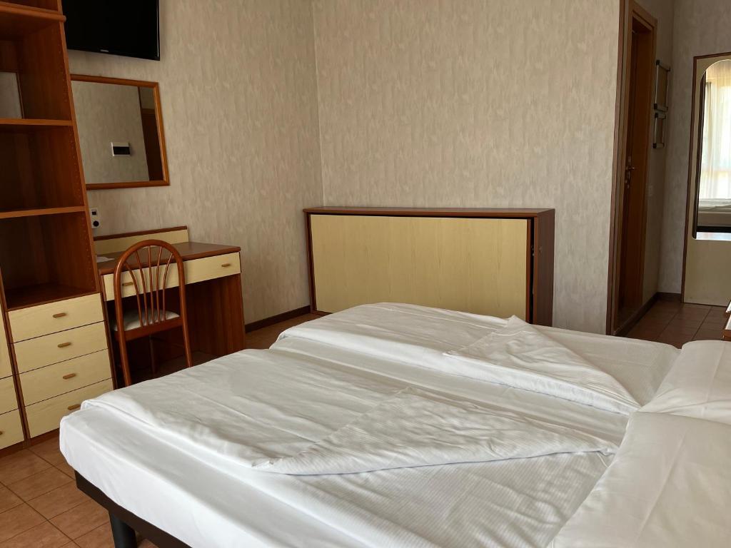 Hotel Florida — Hotel rooms in Limone sul Garda, Lombardy