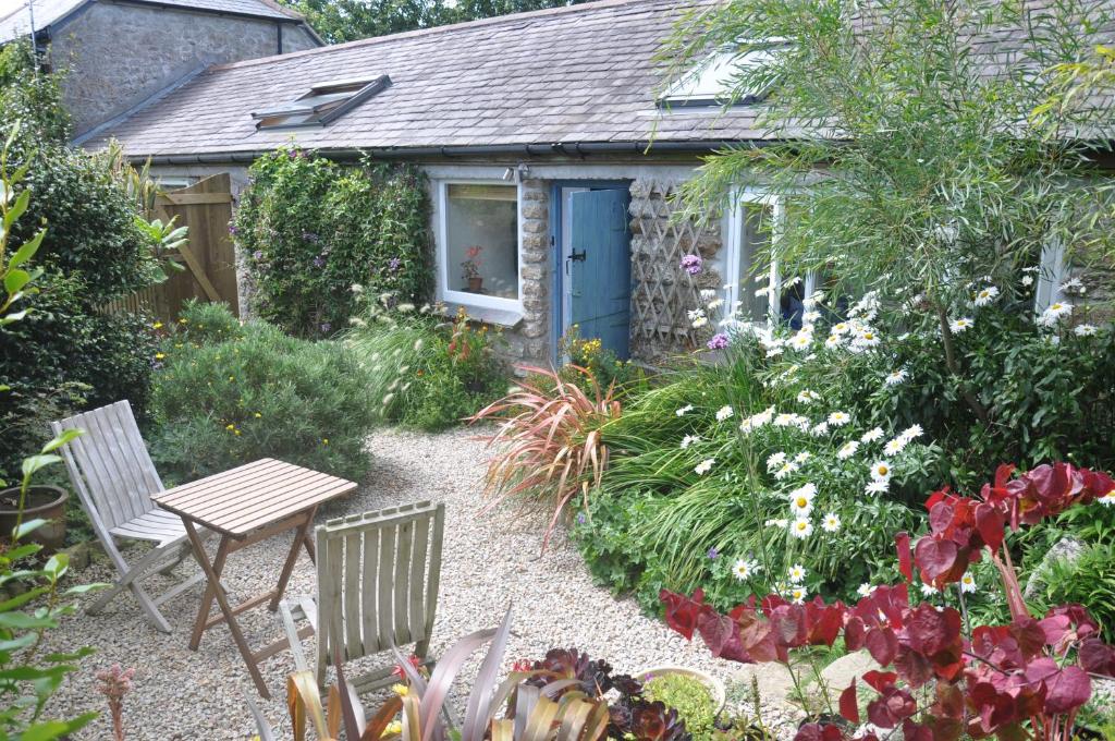 Chyenhal Garden Cottage near Mousehole and the sea, Paul