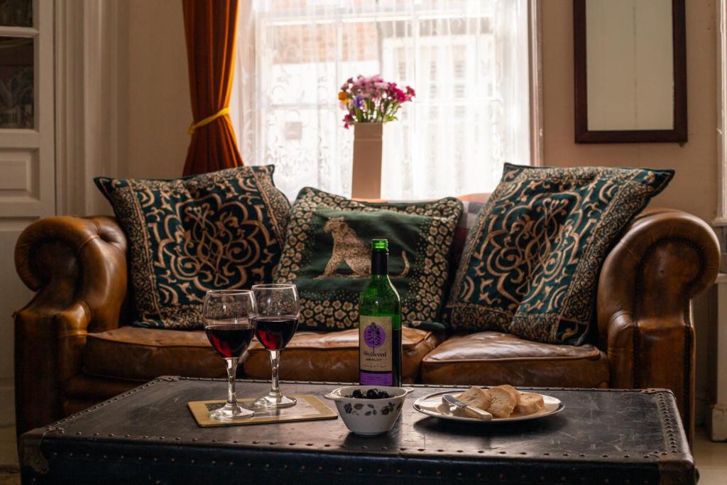 Half Moon House - Timeless Charm With Sea Views, Scarborough