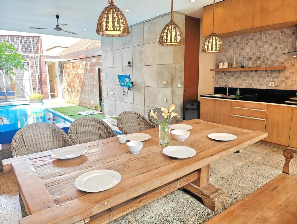 Large Villa Jimbaran With Pool & WiFi by 2ndHome, Jimbaran