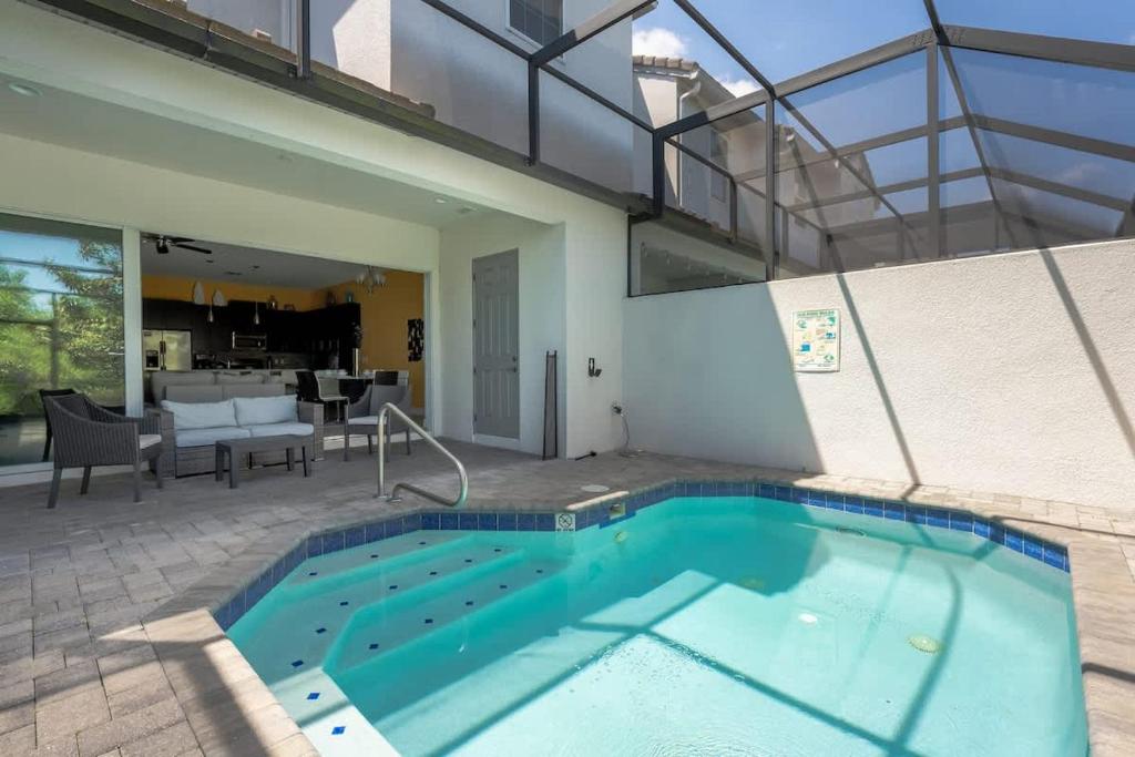 4 BR Community amenities included EF466, Davenport