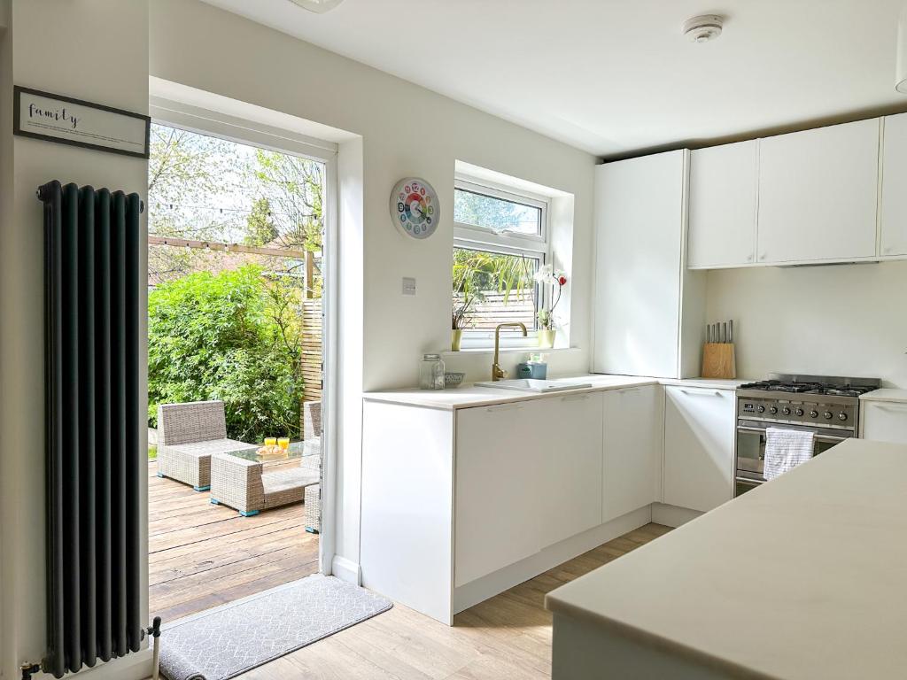 Modern 3 Bed Home - Pets Welcome - FREE Parking, Canterbury