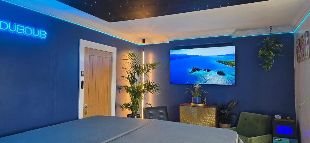 The NEW Blue Horse Suite at The Grumpy Schnauzer B&B Luxury Private Indoor Hot Tub Breakfast in Bed, Airdrie