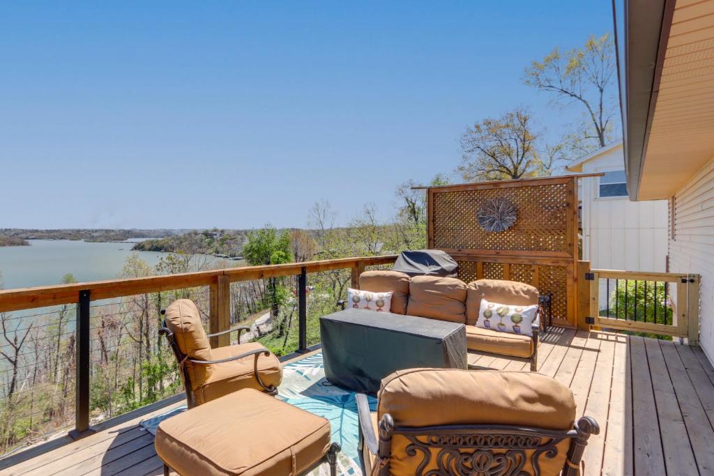 The Best Views on Beaver Lake! Home with Deck and BBQ, Rogers
