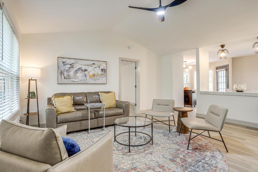 Less Than 1 Mi to Main St and Amphitheater Woodstock Home!, Woodstock