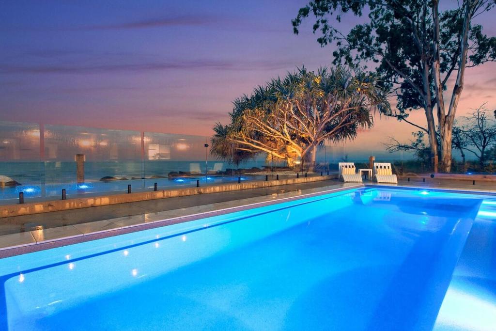 Salt & Stone Villas - on the beach, pets by app, Burrum Heads