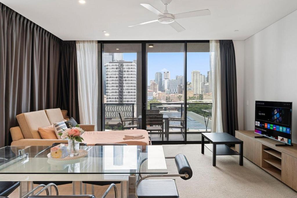 001Q Stunning City View Abnb-Style 2BR Apt, Free Parking, Brisbane