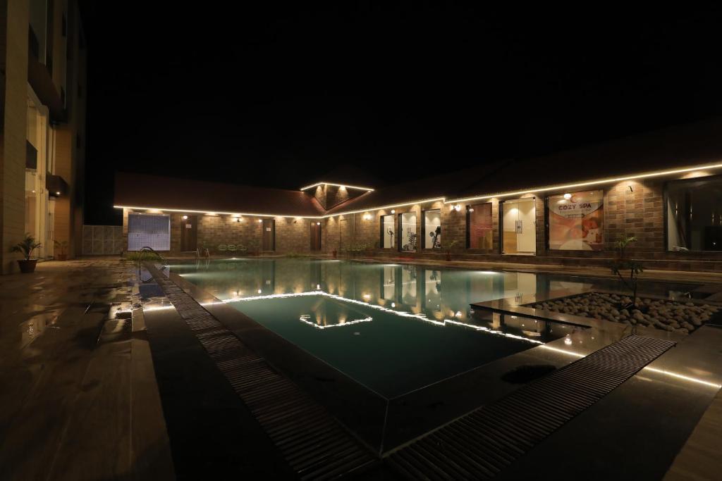 Sarovar Portico Somnath スイミングプール