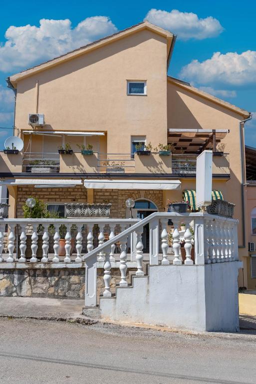 Pension Rušev, Preko