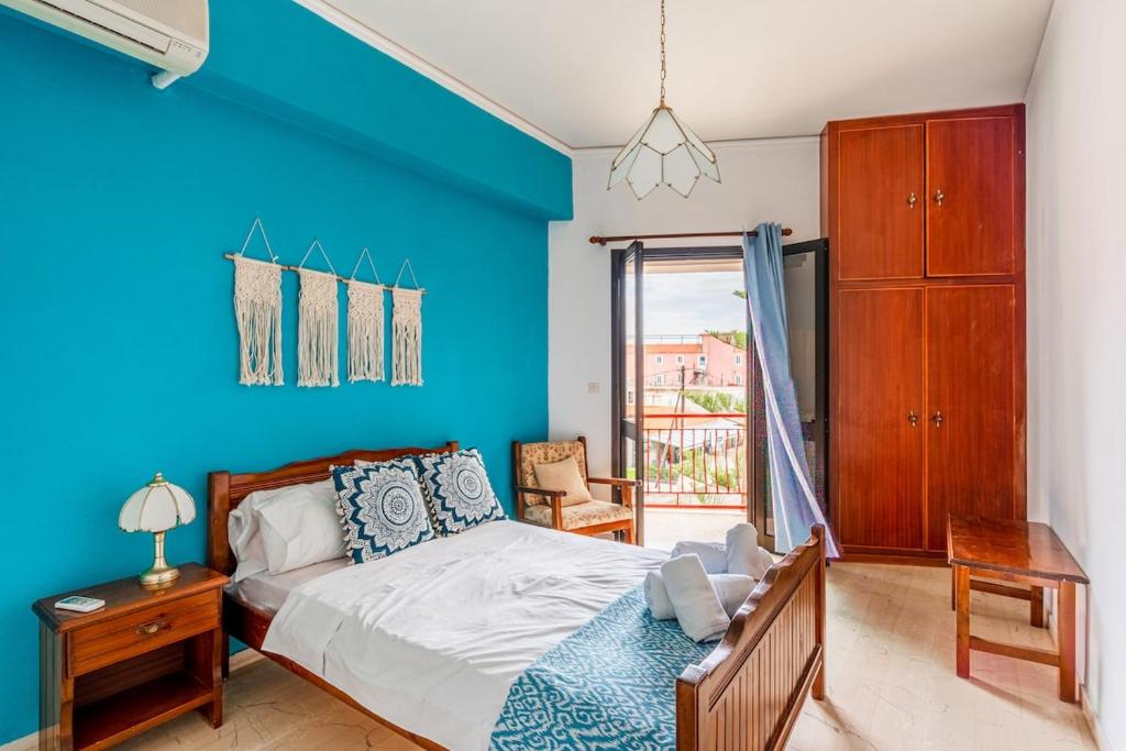 Central Apartment for 4 by Alecos Studios, Póros