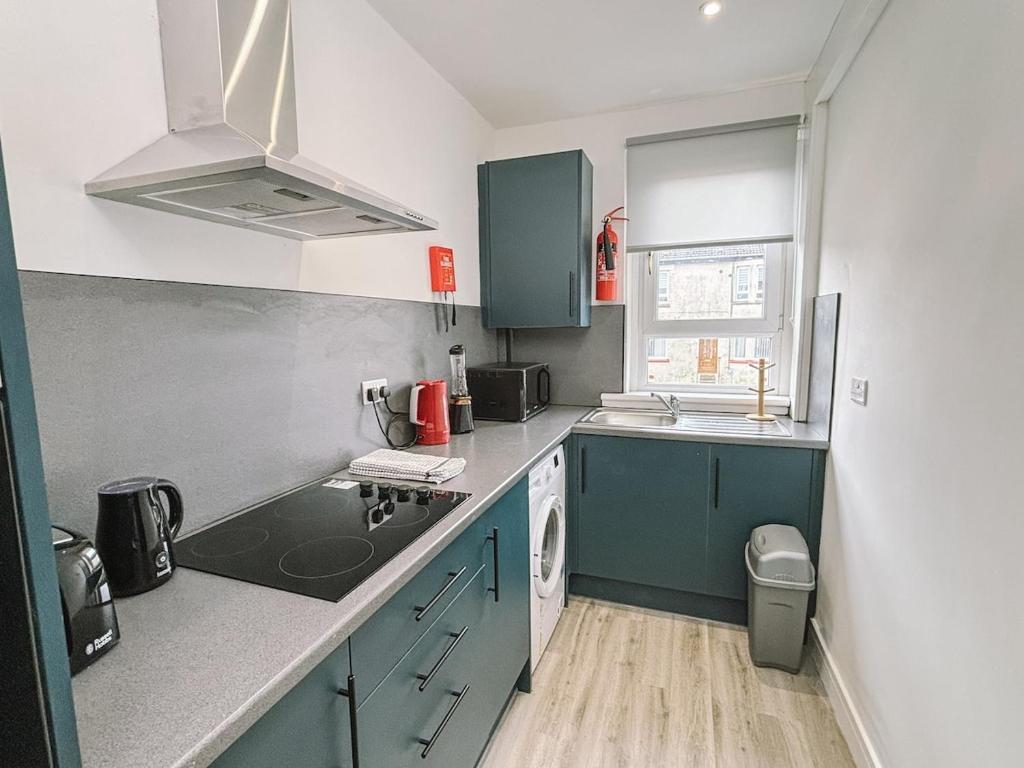 Itohan 3-bed Cottage Flat, Glasgow