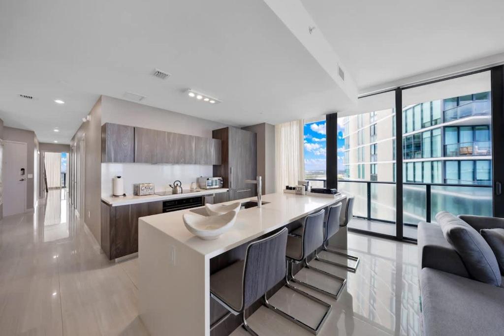 Skyline & Waterfront Views in a Luxe 3BR Condo, Miami