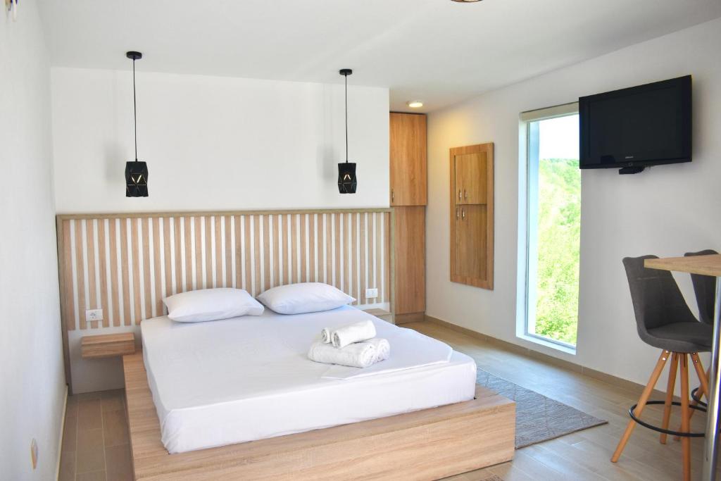 Tiny House with Hot Tub & View - 5