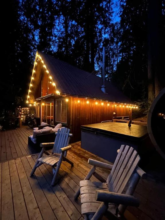 Luna's A-Frame - River & Spa, Granite Falls