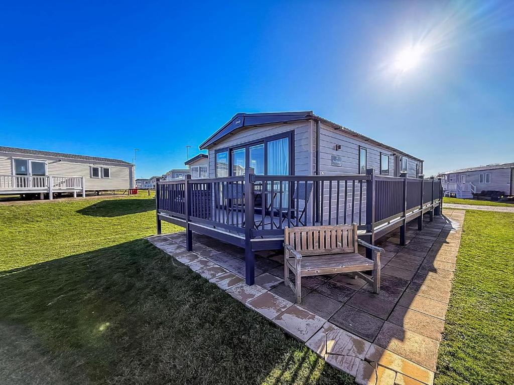Luxury Lodge With Stunning Full Sea Views At Hopton Ref 80010W, Great Yarmouth