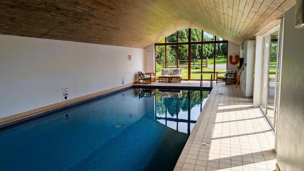 Laurel - pet-friendly cottage with indoor pool, hot tub & panoramic Snowdonia views, Colwyn Bay