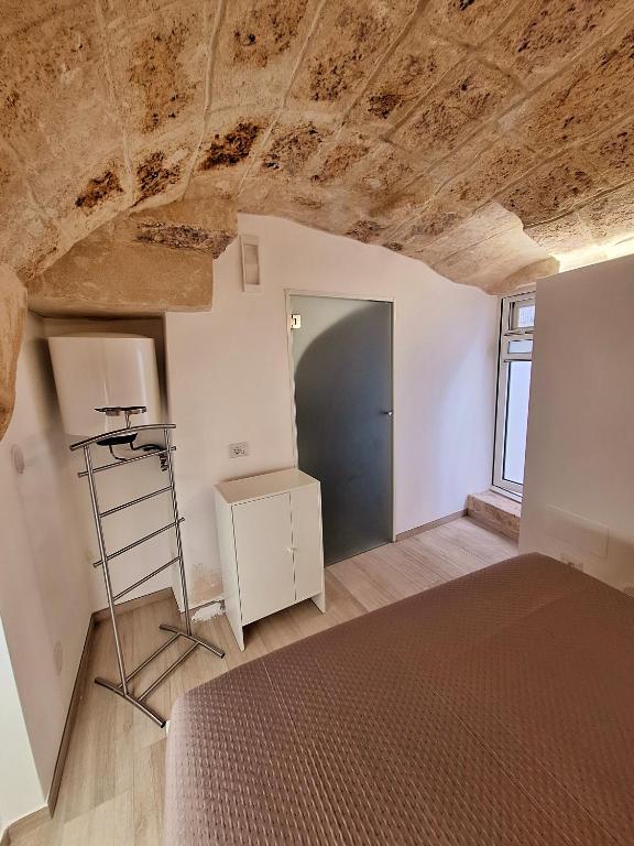 Vico Farinella 12 Small Room - 4