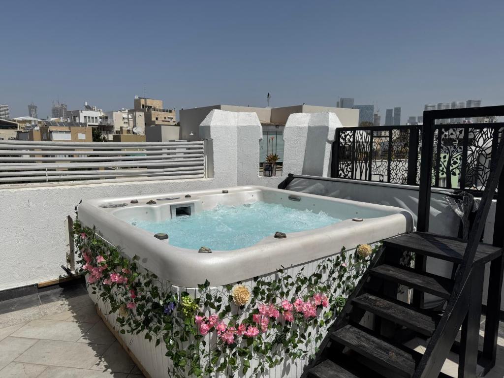 Penthouse with Jacuzzi,BBQ 2mn from sea Or Hakerem, Tel Aviv
