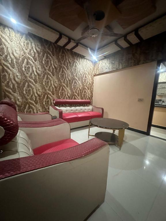 Stylish and Peaceful 102 Entire 2 Airconditioned Bedrooms Attached Bathroom Drawing Dinning TV Lounge Sitting Area Smart Led TV Kitchen MicroWave Refrigerator 24 7 Electricity Hot and Cold Water Surveillance with Guards unmarried couples not allowed, Karáčí