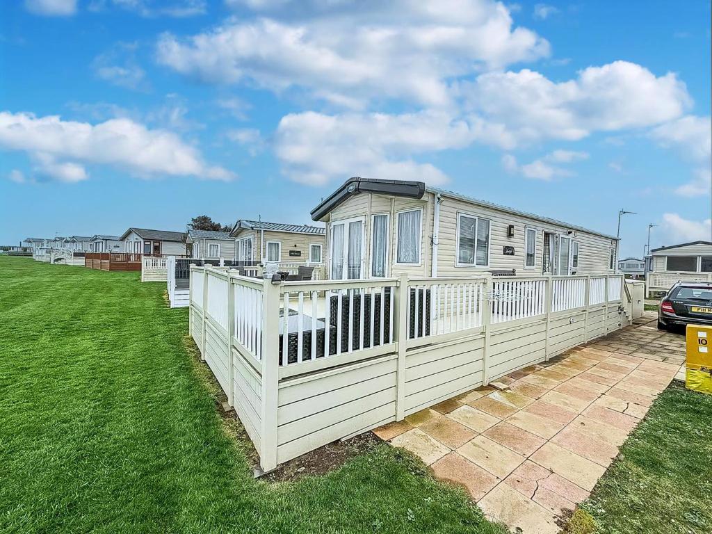 Beautiful Caravan With Full Sea View At Broadland Sands In Suffolk Ref 20100Bs, Hopton on Sea
