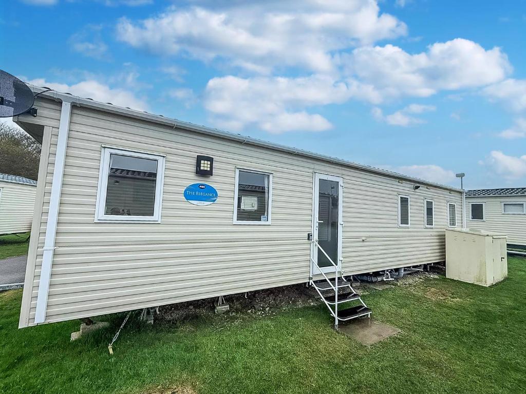 Wonderful Dog-Friendly Caravan At Kessingland Beach In Suffolk Ref 90033Bc, Benacre