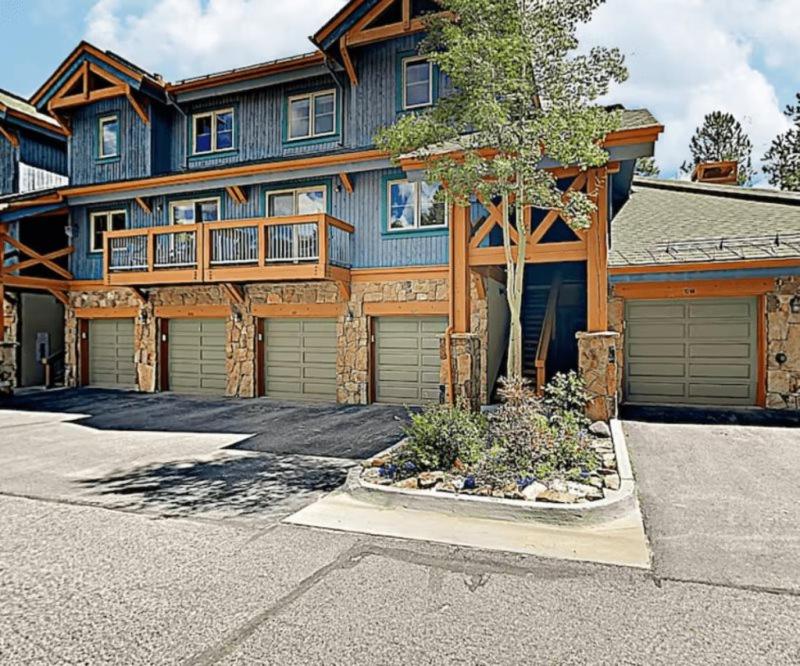4 O Clock Ski Run - Spacious 2 Bedroom Rental - Half Block To Snowflake Chairlift!, Breckenridge