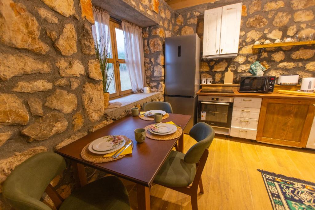 Arhetip, Djedova Villa - 3