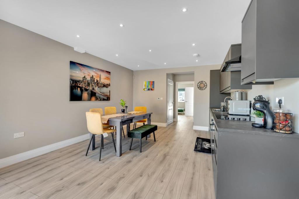 Travard Heathrow 382, Harmondsworth