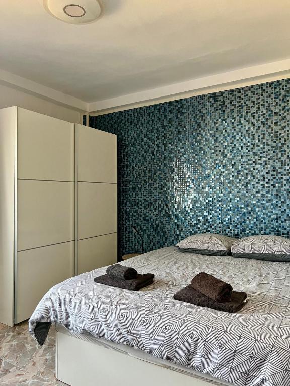 Cozy Flat with City & Beach - 2