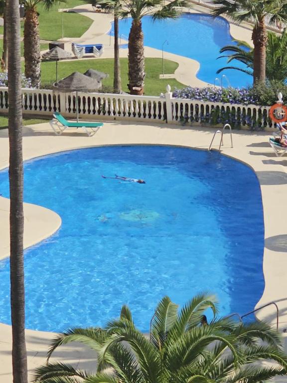 Room 2 pools WiFi in shared apartment private bathroom Habitación baño privado piso compartido, Sitio de Calahonda