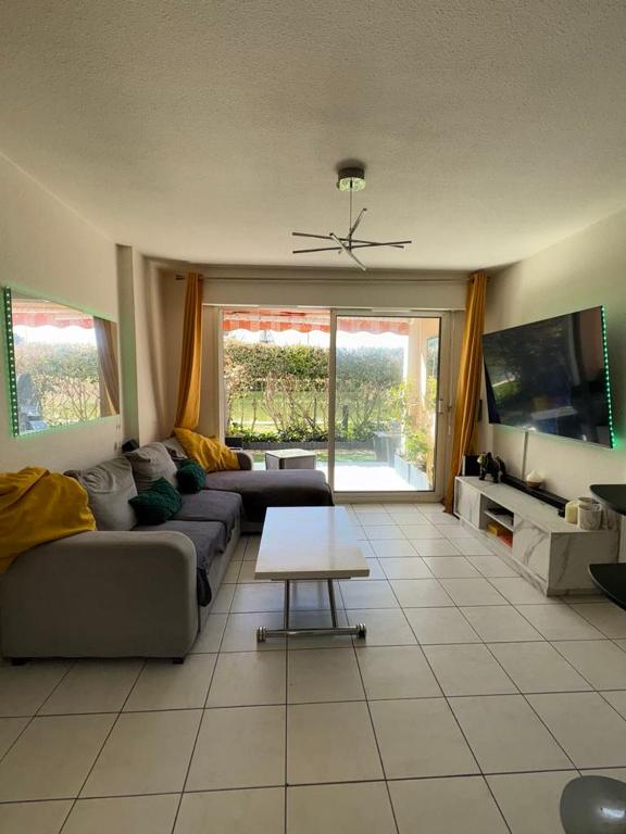 Lake View Apartment with Private Garden& Parking, Residence Pool & Tennis Court - 5