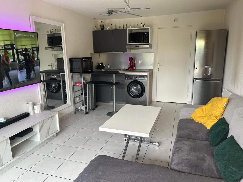 Lake View Apartment with Private Garden& Parking, Residence Pool & Tennis Court - 3