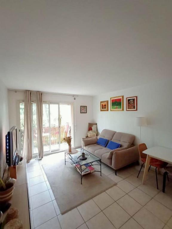 Bright & Calm 50qm - 10 min Antibes - 15 min Cannes - Pool & Tennis - 4
