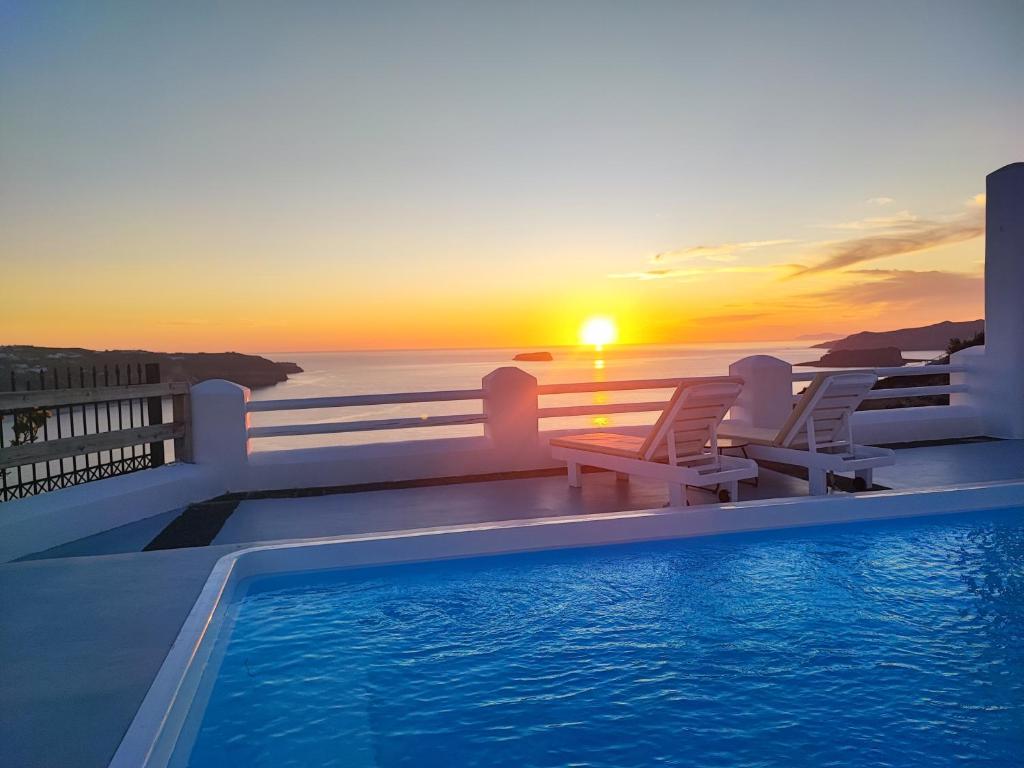 The Cliff Reflections - Adults Only, Megalokhori