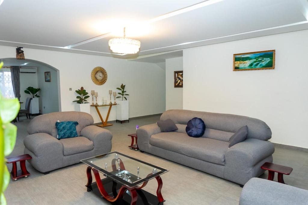 Plush apartment hosted by Ama 3bd rm 4 guest, Accra