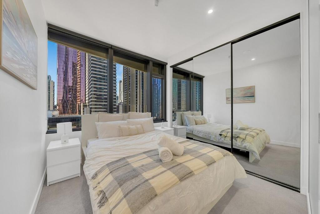 Luxurious 2BR Apartment - Central CBD Location with Pool, Gym, Melbourne