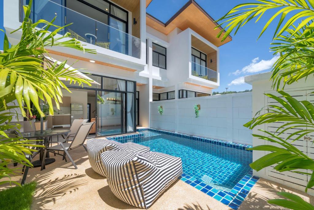 Goldena Twin Private Pool Villas, Kamala pláž