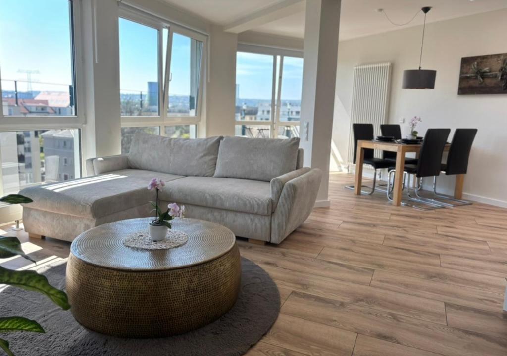 Zentrales, modernes Apartment mit Balkon, Küche & Garage, Drážďany