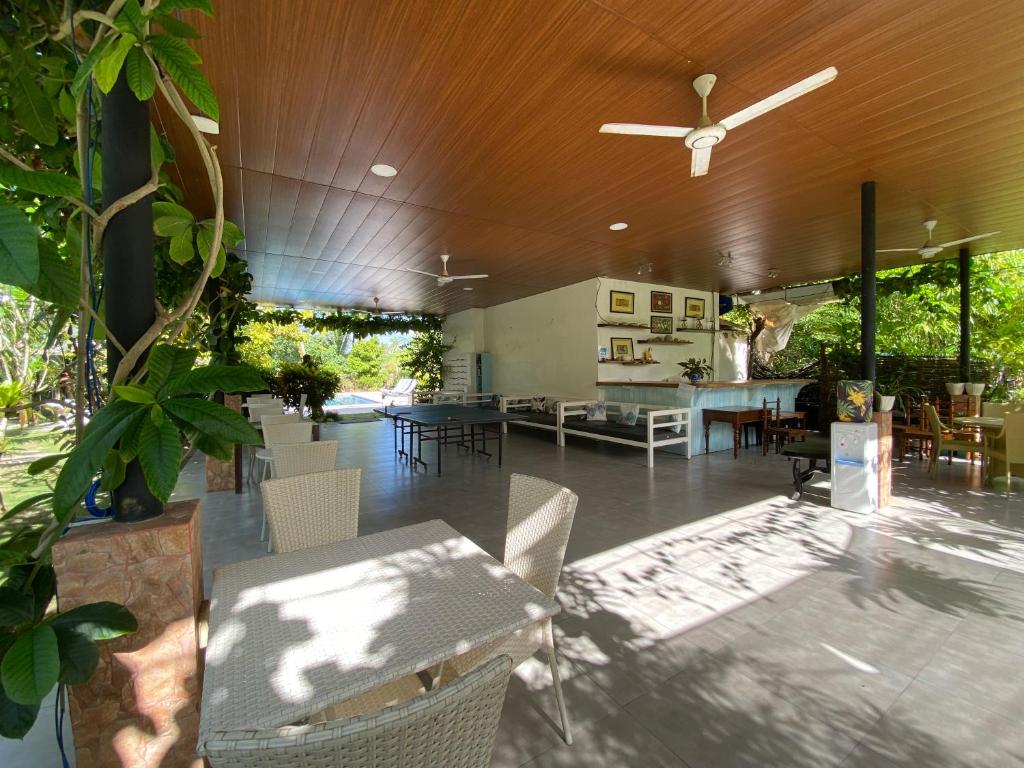 Bar/lounge, Vivo Inn in Siargao Island