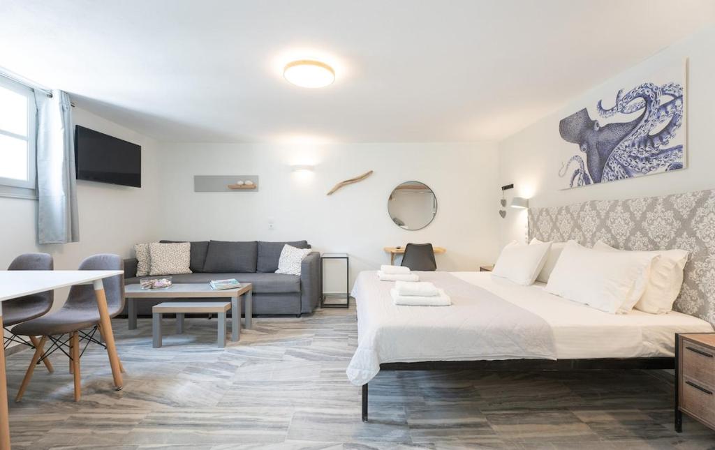 WHITE W3 New studio in Naousa, Nausa